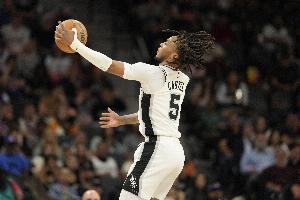 注册彩金-手感不佳！卡斯尔半场12投仅3中拿到7分5板 三分2中0